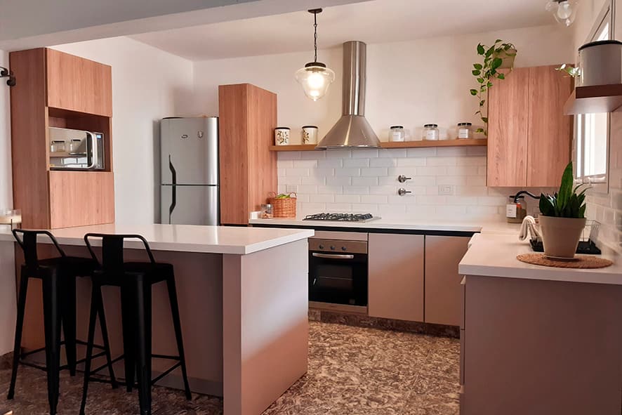 Cocina de diseño con isla y taburetes negros