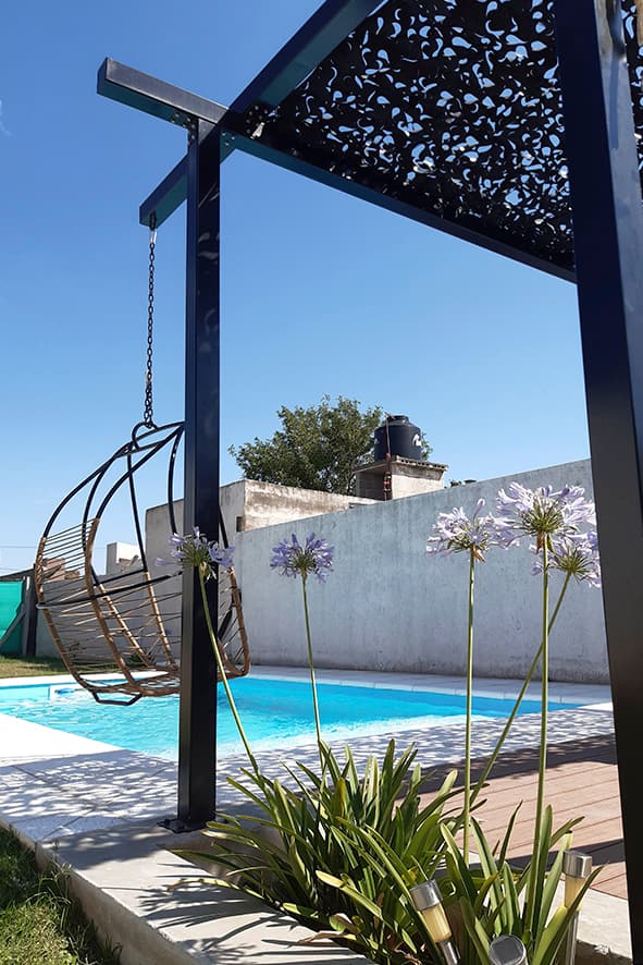 Zona exterior con piscina y pérgola