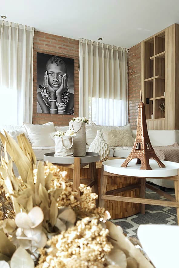Salón diseñado por Estudio NOI con pared de ladrillo visto