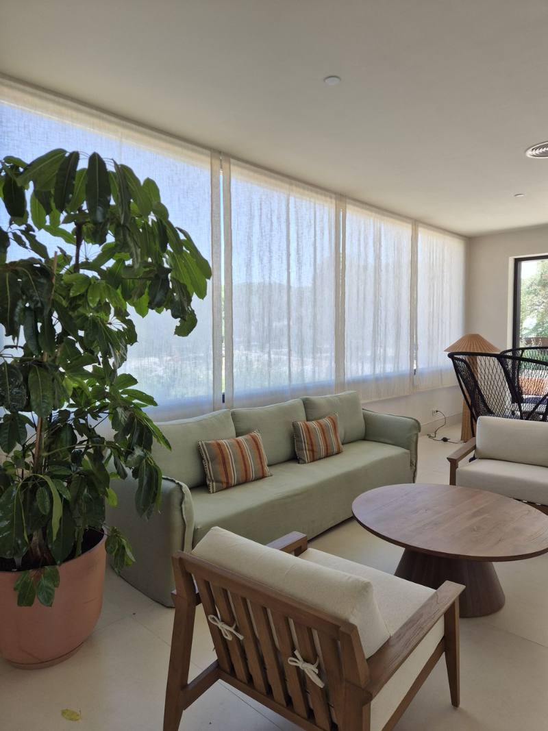 Cortinas de lino instaladas en salón con vistas panorámicas