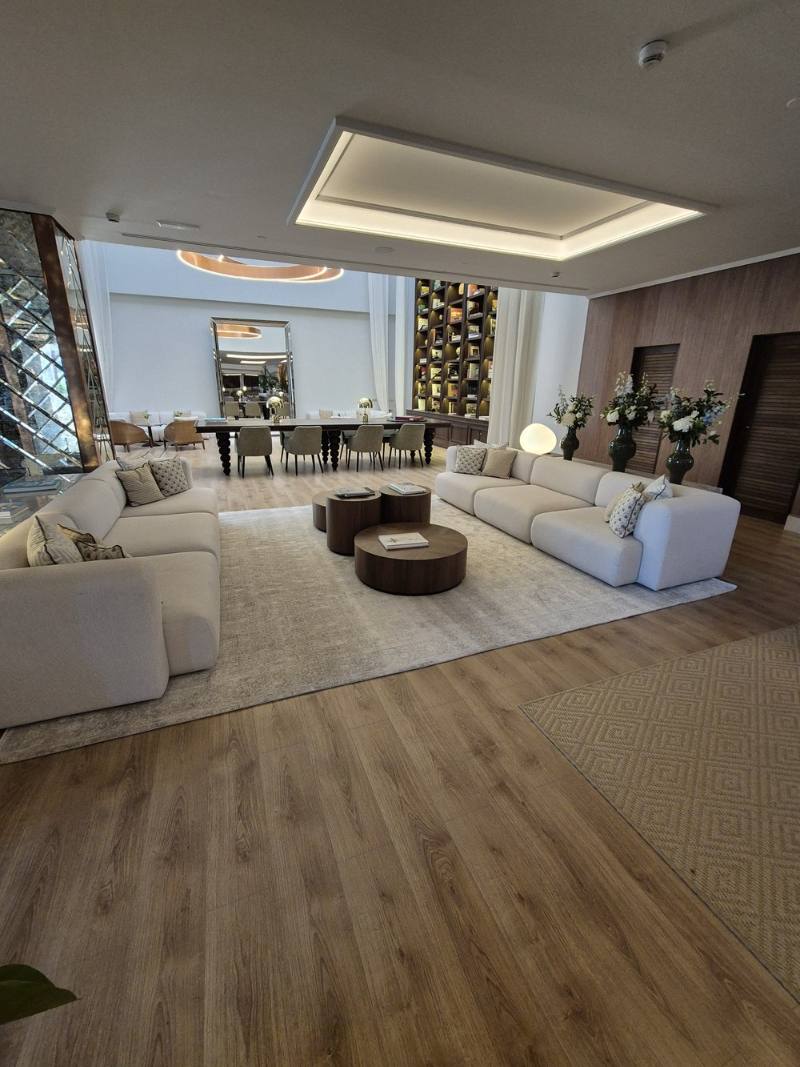 Salón amplio con mobiliario y cortinaje a medida