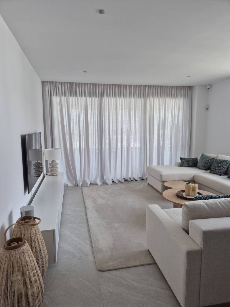 Salón de piso piloto con cortinas translúcidas